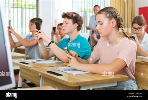 Ask HN: Have you ever seen a teenager studying something using a smartphone?