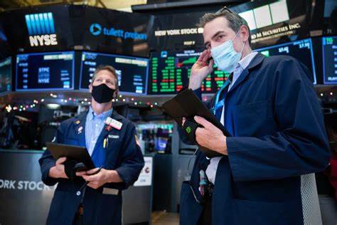 S&P 500 snaps 9-session winning streak, closes down 0.6%