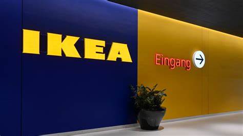 Bei Ikea findest du diese Standleuchte im Designer-Look zum Schnäppchenpreis