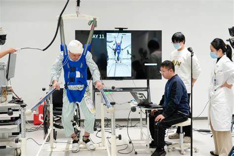 New brain-spine interface tech in Shanghai helps paralyzed patients walk again [video]