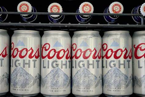 Molson Coors Cuts Outlook on Weak US Beer Demand