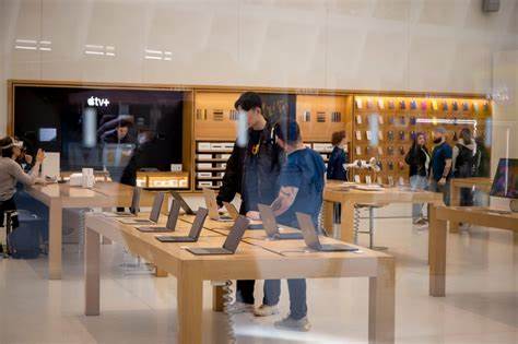 Apple Considers Raising iPhone Prices, Without Blaming Tariffs