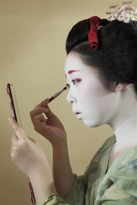 Oshiroi Makeup – An Enigmatic Mask (2017)
