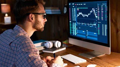 Experienced Reddit Investors Imagine If They Were 25 Again: 'What Would You Do Differently'