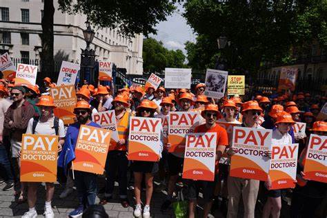 Junior doctors hail ‘positive meeting’ with Health Secretary - Yahoo Finance UK