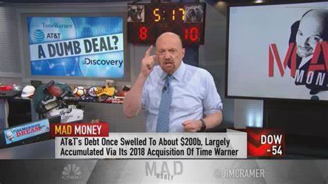 Jim Cramer on AT&T (T): “Very Much in Favor of ATT