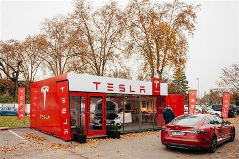 Baird Lowers Tesla (TSLA) to Hold, Citing Valuation and Robotaxi Risk
