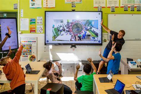 Show HN: I "vibed" a interactive classes tht teaches seniors 2 detect AI content