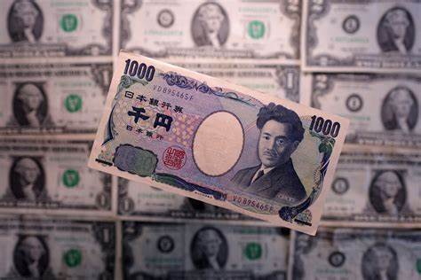 Dollar gains on trade optimism, yen slips