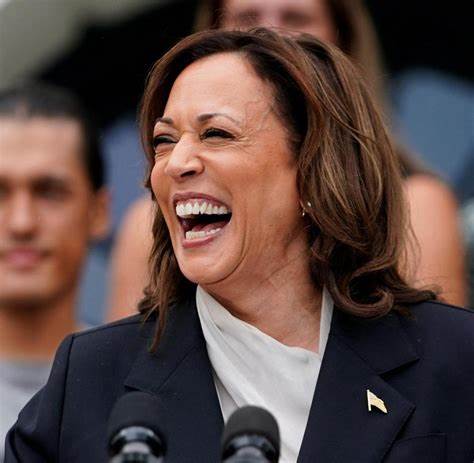 US-Wahl im Ticker: Harris attackiert Trump bei Auftritt als „größten Versager“