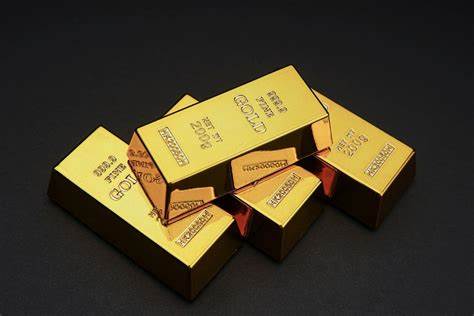 Gold Extends Losses as Dollar Pushes Higher on Japan Debt Plan
