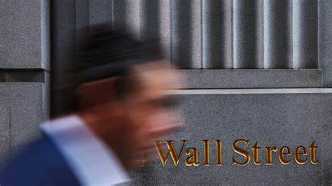 US stocks gain despite gloomy consumer data. S&P 500 extends winning streak to five days