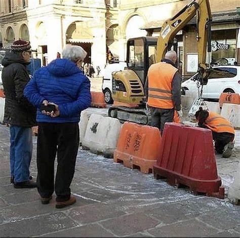 Umarell – Men Who Watch Construction Sites Giving Advice