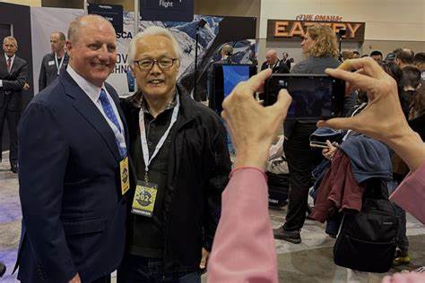 Buffett to Remain Berkshire Hathaway Chairman After Giving Up CEO Role