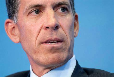 Goldman Poaches Rivals’ Marketers in Bid to Grow Fund Management Arm