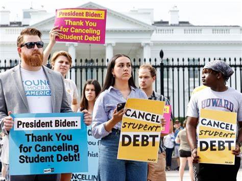 Biden erlässt 277.000 Kreditnehmern Studienschulden in Höhe von 7,4 Milliarden US-Dollar. Hier erfahren Sie, wer berechtigt ist.
