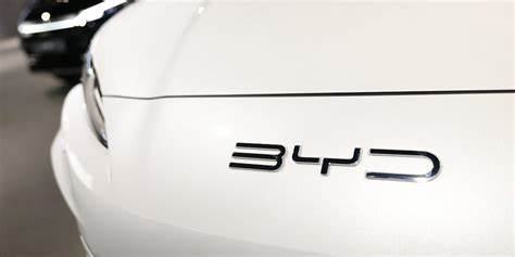 Chinese Auto Stocks Fall on Fears of Fresh Price War