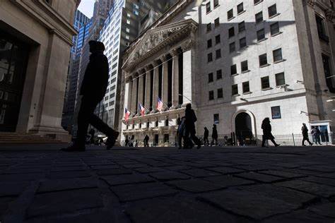 Wall St. Brokers Risk Losing Billions in Fees on SEC Shift