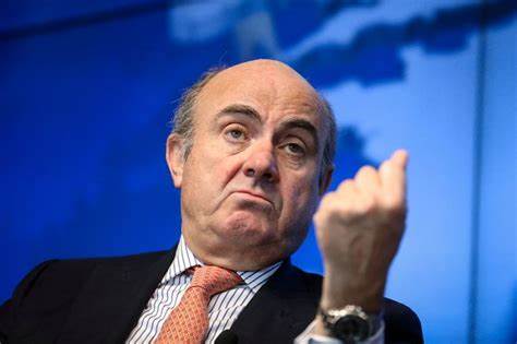 ECB Now More Concerned by Threat of Slow Growth, De Guindos Says