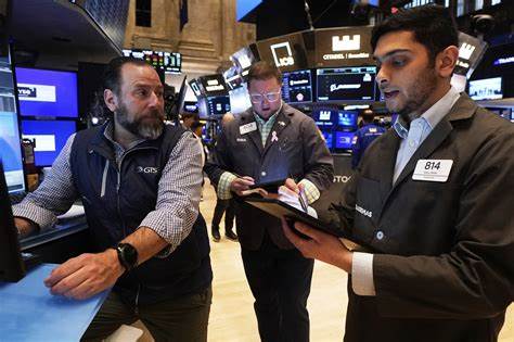Wall Street's rally stalls as US stocks dip for their 1st loss in 4 days