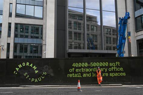HSBC Grapples with Shortage of 7,700 Desks at New London HQ