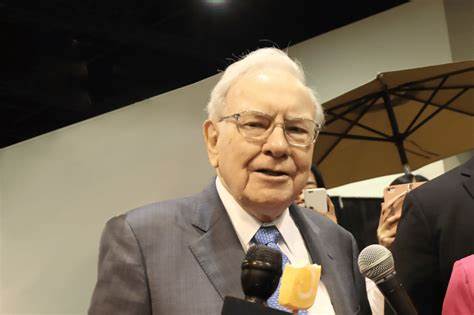Warren Buffett Is Ready to Invest $100 Billion in a Stock That Meets These 3 Criteria