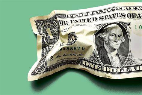 Dollar Falls on Renewed Speculation Trump Wants to Engineer Weaker Currency