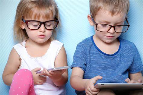 Children under six should avoid screen time, French medical experts say