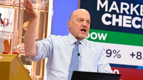 Jim Cramer on Manulife Financial (MFC) – “Terrific Insurer with a Great Yield – I’m Not Going Against It