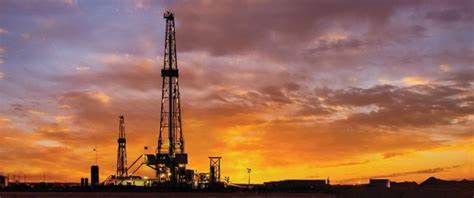 Crude Below $65 Squeezes U.S. Shale, Even as Drivers Celebrate