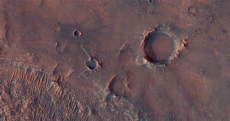 NASA Orbiter Spots Curiosity Rover Making Tracks to Next Science Stop
