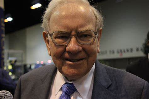 2 Warren Buffett Stocks to Buy Hand Over Fist and 1 to Avoid