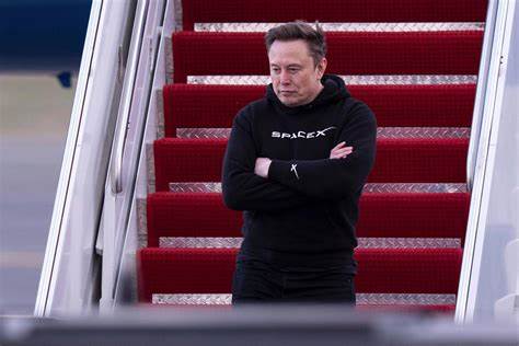 Teslas Aktien-Crash: Elon Musk ruft nächtliche Mitarbeiterversammlung ein – „Armageddon“-Brandrede