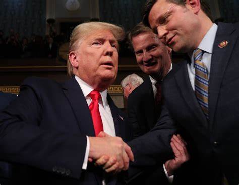 „Mike Johnson hält Trump für einen hartgesottenen Kriminellen“: Analyst bricht Pressekonferenz ab
