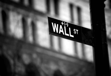 Stocks Tumble as US-China Trade War Set to Escalate