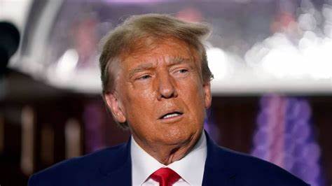 Trump wirbt auf Truth Social für die Familien-Kryptoplattform „The DeFiant Ones“.
