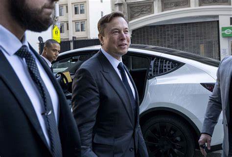 Tesla Sets Record With $139 Million Pay Package for Finance Chief