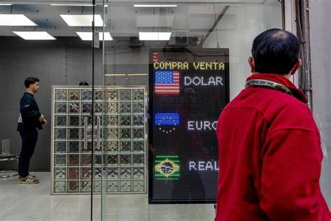 Milei Defies Forecasts So Far as Argentina’s Peso Strengthens