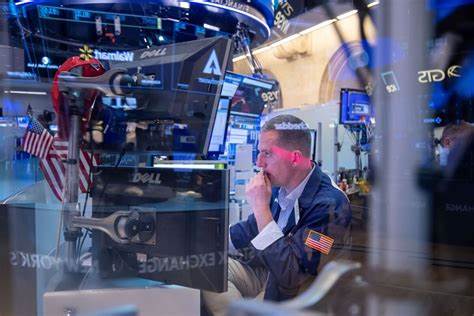 Sizzling Rally in US Stocks Leaves Them Pricey Compared to Bonds
