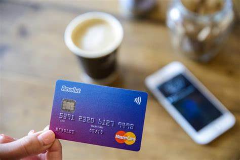 Crypto friendly bank Revolut has decided to delist three major crypto tokens from its trading platform - The Cryptonomist