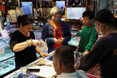 Analysis-Chinese savers decry falling deposit rates but still won't spend more