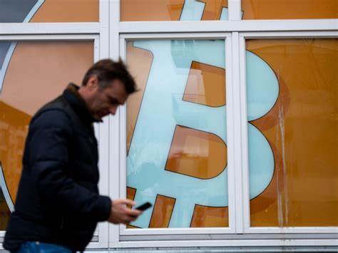 Absicherung in schwierigen Zeiten? Bitcoin fällt auf Einmonatstief – Al Jazeera English
