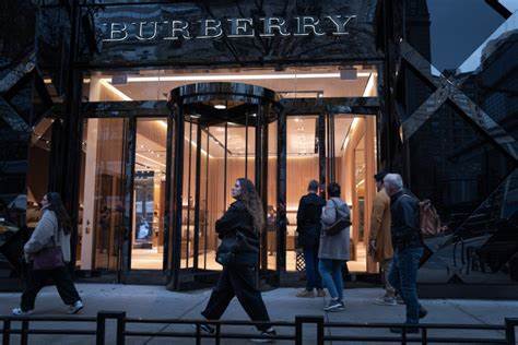 Burberry to Cut 1,700 Jobs on Persisting Luxury Demand Downturn