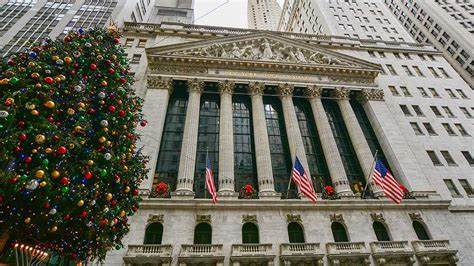 Stock Market Falls As Treasury Yields Spike, Trump Targets Apple, EU; Tesla, Snowflake, Urban Outfitters In Focus: Weekly Review