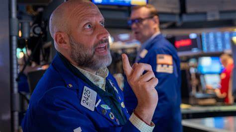 S&P 500 Scrapes Out a Sixth Daily Gain as Investors Shrug Off Downgrade