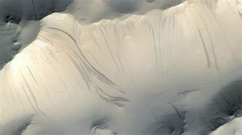 Some answers on those Martian streaks