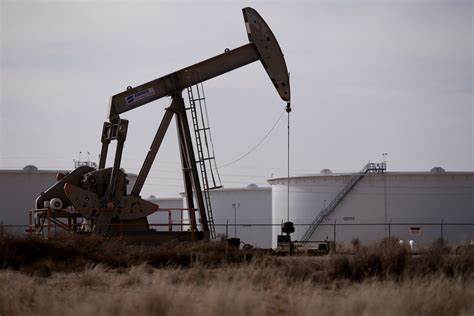 Oil falls as traders note jump in US crude stockpiles