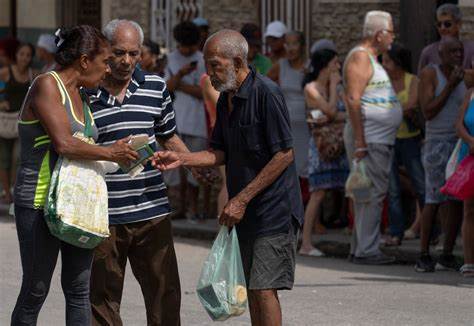 The 'chain of favors' that keeps Cubans afloat in the face of state abandonment