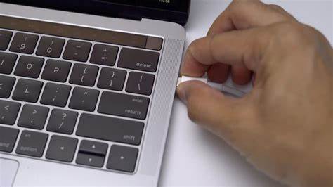 Tutorial: How to File the Edge Off a MacBook Pro [video]