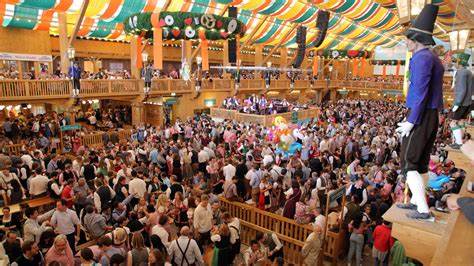 Mit 23 Jahren Wirt auf dem Oktoberfest: Was er sich von Mama und Oma alles abschaut